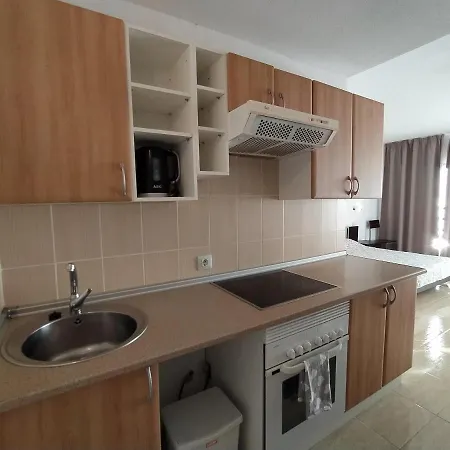 Studio With Ocean View. 100 M Beach Appartamento